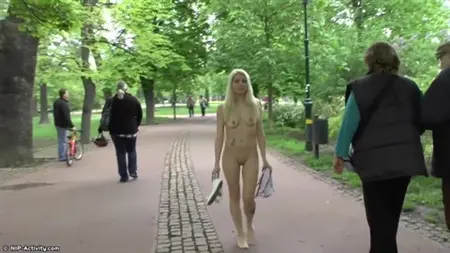 Pulcino ceco con tette piccole cammina nude nel parco