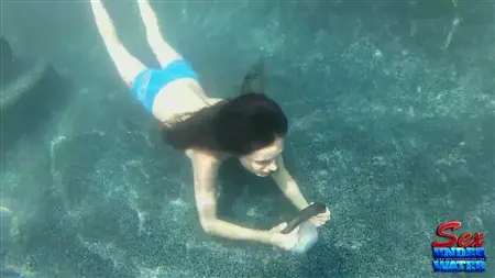 La ragazza sott'acqua lecca un dildo di gomma