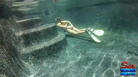 La ragazza nella maschera affondò sotto l'acqua per posare nuda