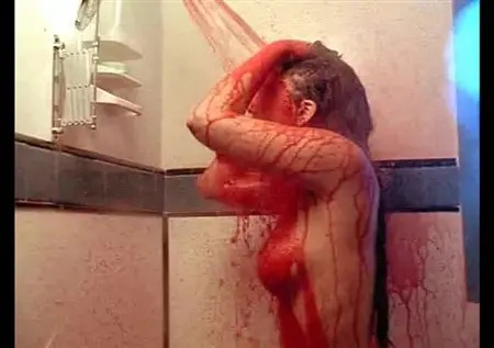 Drew Barrymore fa la doccia nel film Doppelganger