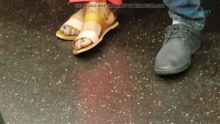 Il feticista del piede rimuove le gambe della ragazza dalla metropolitana sulla telecamera