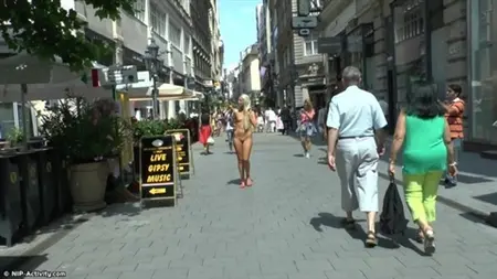 Cammina bionda nuda lungo strade trafficate