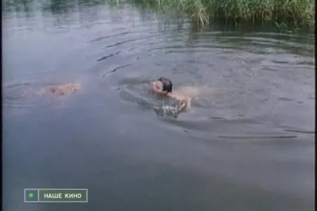 Ragazza nuda galleggia nel lago con il suo ragazzo