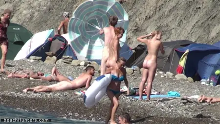 Le persone nude sono prese segretamente sulla spiaggia