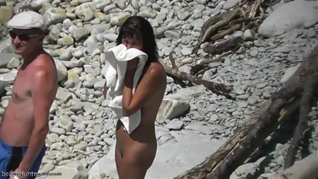 Hot Girl si rilassa su una spiaggia selvaggia con la sua amica