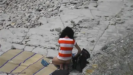 Il pervertito sta spiando le ragazze sulla spiaggia dei nudisti