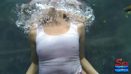 Una ragazza sottile nuota sott'acqua e si muove