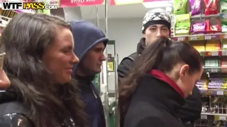 Gli studenti di Kursk sono andati al negozio per l'alcol e hanno raccolto giovani puttane