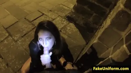 Il poliziotto scopa una prostituta in una strada notturna