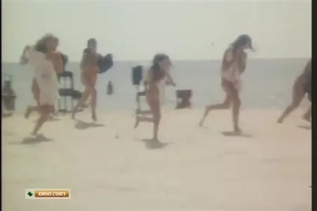 Il marinaio sembra ragazze locali che vanno in bagno nel mare nudo