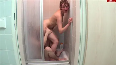 Sesso caldo frenetico sotto la doccia con una giovane bellezza