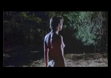 Naked Nastasya Kinski cammina attraverso la foresta notturna nel film 