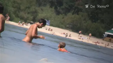 Fai un'occhiata dietro personalità nude su una grande spiaggia di nudisti