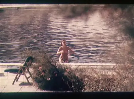 Completamente nuda Anna Nazaryeva che nuota nello stagno