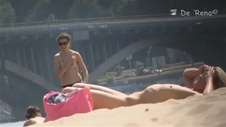 Un uomo in agguato spia le ragazze nude sulla spiaggia