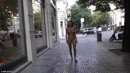 Cammina di una bruna nuda nel centro della città