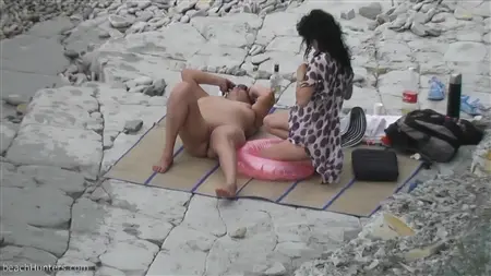 Le amiche troiate con tette nude si rilassano su una spiaggia deserta