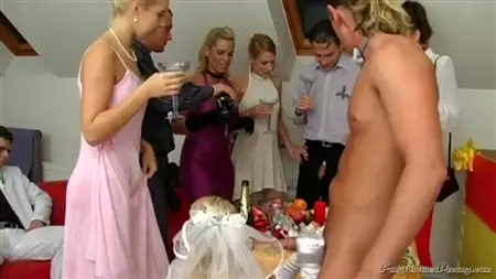 Gangbang sfrenato con una sposa a una festa dopo il matrimonio