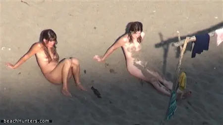 Le sorelle depravate trascorrono una vacanza insieme in un resort per nudisti