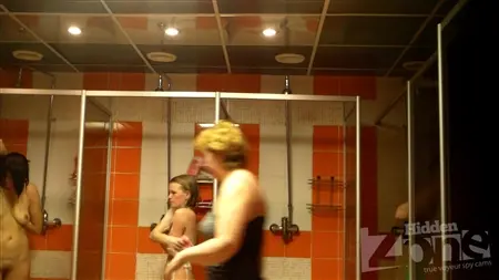 Rosso -Russian Russian Chick non sa che è girato da una telecamera nascosta in uno stabilimento balneare