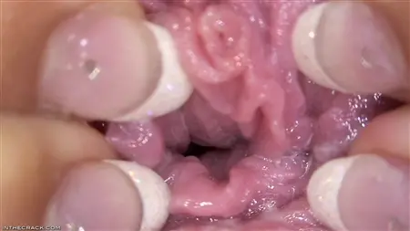 Sasha mostra la vagina vicina e diteggiando il clitoride