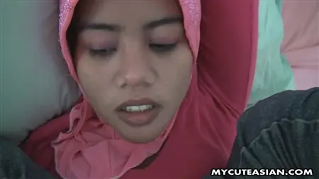 Il turista del sesso è decollato al telefono con musulmano in jeans