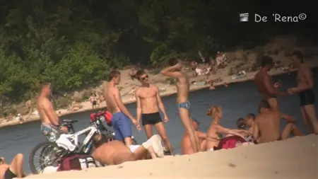 Una telecamera nascosta su una spiaggia di nudisti decolla sia spessa che sottile