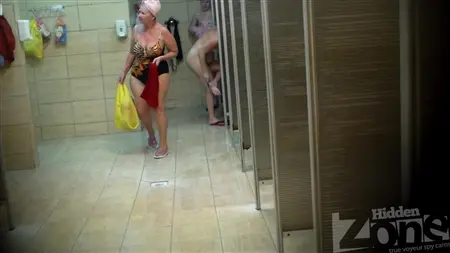 La fotocamera nascosta nel bagno richiede zie diverse senza vestiti