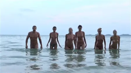Una folla di ragazze nude russe in un servizio fotografico erotico