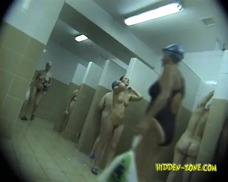 Dietro ragazze e donne nude vengono spiate attraverso la telecamera