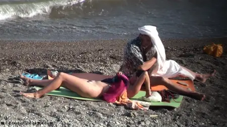 I nudisti sono attentamente monitorati sulla spiaggia attraverso la telecamera